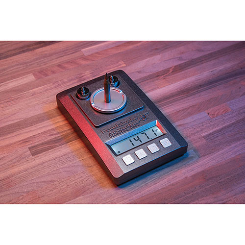 Die Frankford Arsenal® Platinum Series Precision Scale bietet extreme Genauigkeit für die präzise Messung von Pulver, Geschossen und Patronen mit einer Kapazität von 1500 grain.