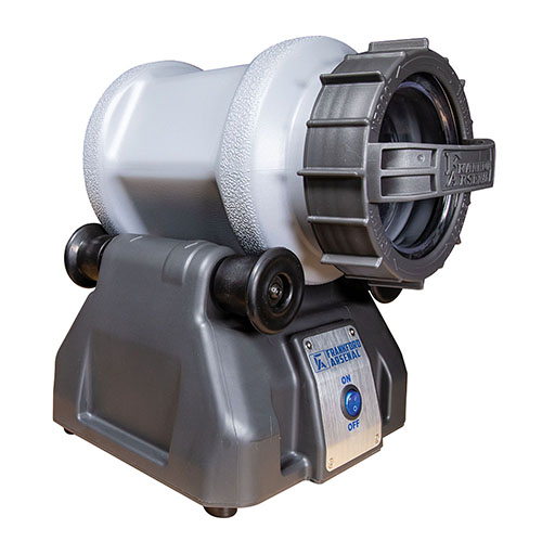 Der Frankford Arsenal Platinum Series Rotary Tumbler Lite hat ein kompaktes Design, fasst bis zu 300 .223 Hülsen, hat eine einfache ON/OFF-Funktion und eine 3,3L Kapazität.