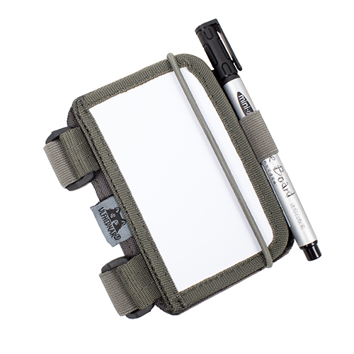 Mit dem ULFHEDNAR Shooters Notepad hast du alle wichtigen Daten immer im Blick, kannst schnell Notizen machen und es passt sogar über dicke Winterkleidung.