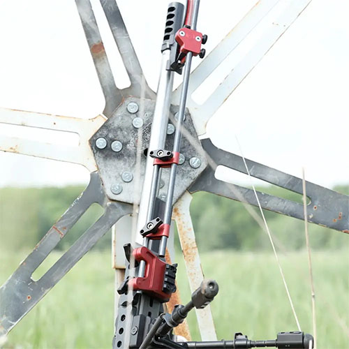 Erlebe präzise Geschwindigkeitsmessungen mit der MagnetoSpeed V3 Mount, die Barrel Harmonics minimiert und gleichzeitig dein Gewehr nullt.