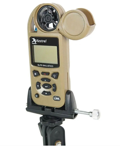 Mit dem Kestrel Tripod Clamp kannst du jeden Kestrel Meter sicher auf einem 1/4-20 Stativ montieren, ideal für präzise Messungen beim Schießen.