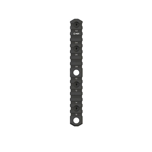 Die MDT M-LOK Picatinny Rails bieten eine robuste, langlebige Lösung für deine Waffe, mit lasergravierten Markierungen und integriertem QD Sling-Mount.