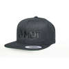 Der schwarze MDT Snapback-Hut mit dem MDT-Logo ist personalisierbar und passt perfekt auf jeden Kopf. Ideal für deinen nächsten Schießausflug!