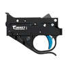 Die TIMNEY RUGER 1022 Trigger Complete Assembly bietet ein zuverlässiges System mit schwarzem Gehäuse, blauem Trigger Shoe und einem festen Abzugsgewicht von 2,75 lbs.