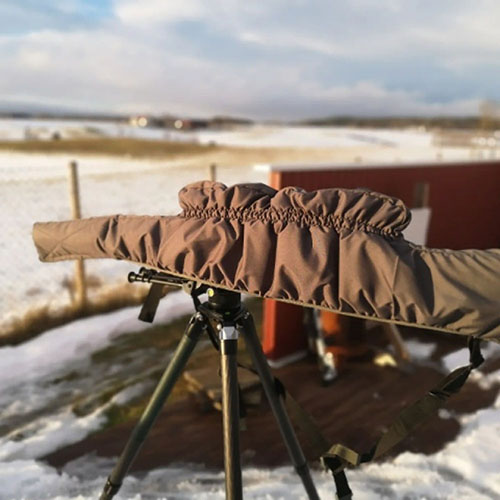 Schütze dein wertvolles Gewehr und deine Optik mit dem ULFHEDNAR Universal All Weather Cover vor Umwelteinflüssen – perfekt beim Wechseln zwischen Jagdstationen!