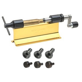 Das CLASSIC CASE TRIMMER KIT von Forster ermöglicht präzises Nachladen für über 300 große Kaliber und umfasst 3 Piloten und 3 Collets für vielseitige Nutzung.
