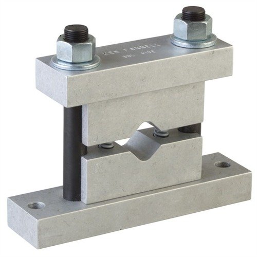 Der BARREL VISE von FARRELL INDUSTRIES bietet starke, präzise Aluminiumklemmen, die jeden Lauf sicher halten und dabei wenig Platz auf deinem Tisch benötigen.