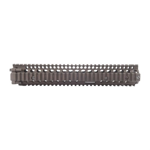 Das RIS II Handguard von Daniel Defense bietet eine robuste Aluminium-Konstruktion, ermöglicht die Montage eines M203 und sorgt für eine freie Laufbefestigung.