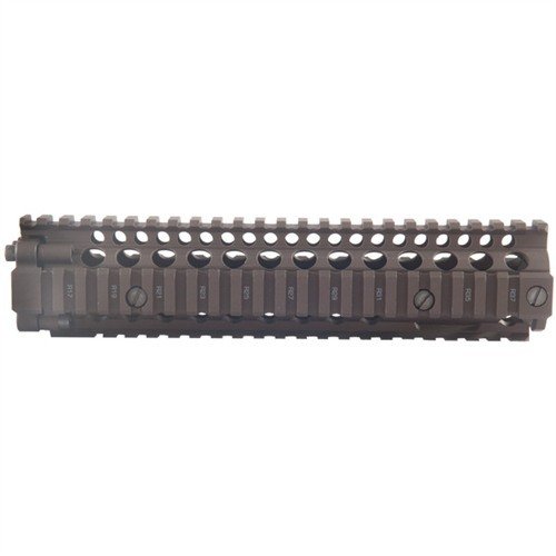Das RIS II Handguard aus Aluminium bietet eine robuste Multi-Rail-Lösung für die M4A1, ermöglicht die Montage eines M203 und sorgt für eine freie Laufbefestigung.