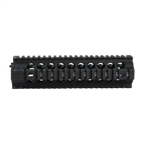 Der AR-15/M16 2-teilige Free-Float Forend verbessert die Genauigkeit und reduziert den Stress auf deinen Lauf, ohne den Lauf oder die Vordersicht zu entfernen.