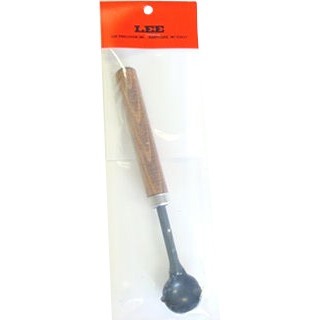 Die Lee Lead Ladle ist ideal für das Gießen von Geschossen, mit einem praktischen Holzgriff und einer robusten Eisenlöffel für das Rühren und Abziehen von Metall.