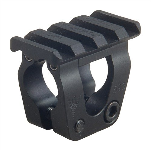 Die RS Regulate BM-1 Accessory Mount ermöglicht eine einfache Montage an AKM-Gewehren mit 0,59" Durchmesser, bietet 4 Picatinny-Slots und flexible Positionierung.