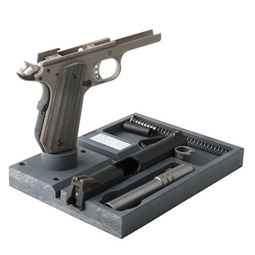Die 1911 Armorer Plate mit MP-1A Magazine Post und Swivel sichert deine Waffe für einfache Demontage, Reinigung und Reparatur – für optimale Einsatzbereitschaft.