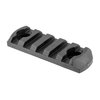 Die M-LOK Polymer Rail Sections von MAGPUL bieten eine kostengünstige Möglichkeit, Picatinny-Zubehör sicher und leicht an deinem AR-15 zu befestigen.