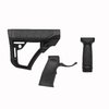 Das Daniel Defense AR-15 Möbelset bietet eine verstellbare Schulterstütze mit minimalem Spiel, ergonomischen Griff und wasserdichtem Stauraum für optimale Kontrolle.