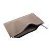 Die Magpul DAKA X-LARGE Pouch bietet robusten Schutz mit einem YKK AquaGuard® Reißverschluss, ideal für Werkzeuge, Munition und Elektronik – perfekt für Outdoor-Abenteuer!