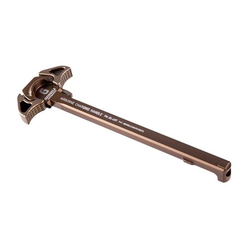 Der Geissele Airborne Charging Handle bietet eine niedrige Bauhöhe, die nicht mit Optiken stört, und ermöglicht eine einfache Handhabung, selbst mit nassen Händen.