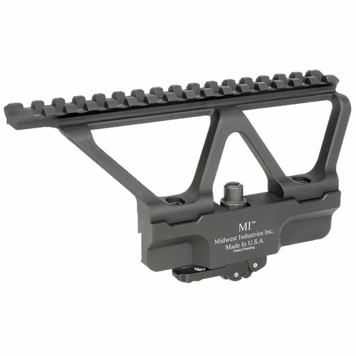Montiere deine Optik sicher auf deiner AK-47 mit dem robusten, einteiligen AKG2 Side Mount aus Aluminium, der auch unter rauen Bedingungen die Nullstellung hält.