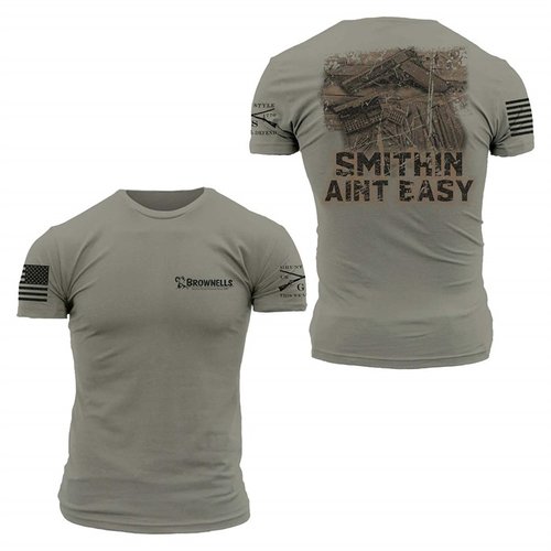 Zeig deine Fähigkeiten mit dem "Smithin’ Ain’t Easy" T-Shirt von Brownells / Grunt Style: bequem, langlebig und mit stylischem 1911 Design.