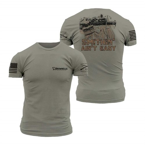 Trage das "Smithin' Ain't Easy" Shirt aus superweichem Baumwollstoff, mit langlebigem Druck und coolem Design für Bolt-Action-Fans in allen Größen!
