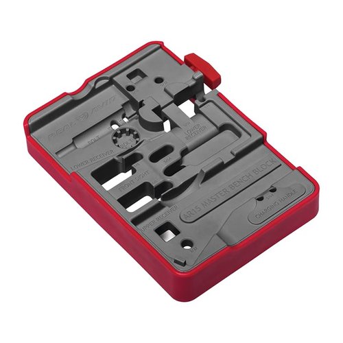 Der Real Avid AR15 Master Bench Block bietet dir Stabilität beim Zusammenbauen, hält Teile fest und hat einen starken Magneten für verlorene Pins und Federn.