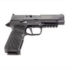 Die WCP320 SIG SAUER 9mm überzeugt mit ergonomischem Wilson Combat Griff, X-TAC-Muster für bessere Handhabung und einer langlebigen schwarzen DLC-Beschichtung.