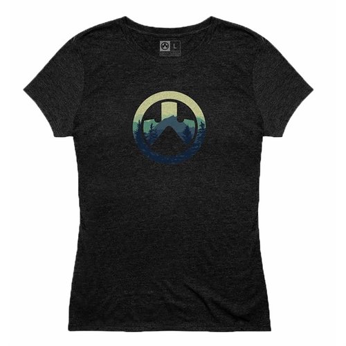Das MAGPUL Women's Cascade Icon Logo T-Shirt bietet dir Komfort mit einem tag-losen Innenetikett, strapazierfähigen Nähten und einem lässigen Crew-Neck-Design.