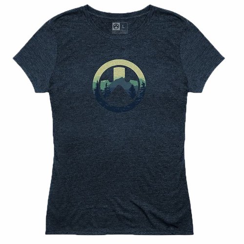 Entdecke das MAGPUL Women's Cascade Icon Logo T-Shirt aus bequemem CVC-Material, ideal für jeden Anlass, mit strapazierfähigen Nähten und einem tag-losen Innenetikett.