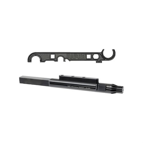 Der Midwest Industries Armorer's Wrench ist dein perfektes Werkzeug für AR-15, mit Funktionen wie ¾ Zoll Schraubenschlüssel, Hammerkopf und Torquespezifikationen.