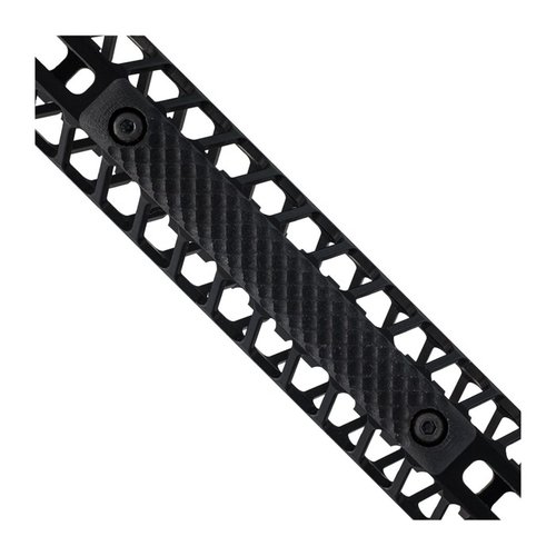 Die M-LOK Panel 3 Slot Operator in Schwarz bietet eine rutschfeste, quer gerippte Textur für optimalen Halt und passt perfekt in 3 M-LOK Slots.