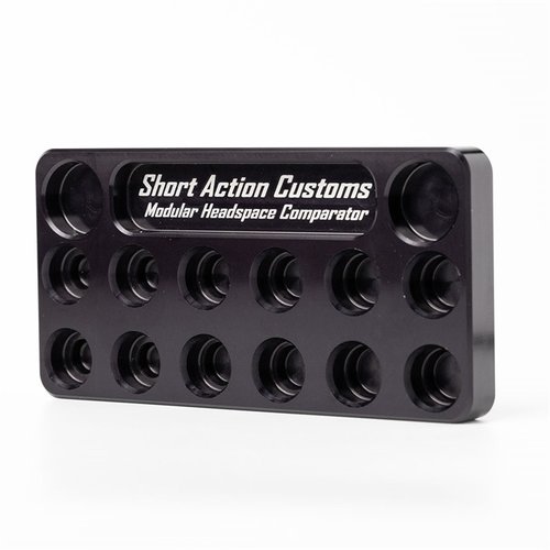 Mit dem HEADSPACE COMPARATOR STAND von SHORT ACTION CUSTOMS kannst du leicht dein resized Brass mit dem Headspace deines Laufs vergleichen und sicher lagern.