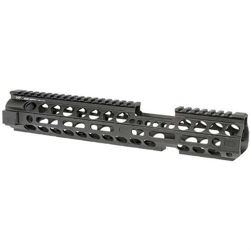 Die TWO PIECE EXTENDED HANDGUARDS von Midwest Industries bieten eine leichte, robuste Konstruktion aus 6061 Aluminium, eine durchgehende Picatinny-Schiene und fünf QD-Befestigungen.