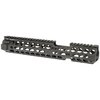Die TWO PIECE EXTENDED HANDGUARDS von Midwest Industries bieten eine leichte, robuste Konstruktion aus 6061 Aluminium, eine durchgehende Picatinny-Schiene und fünf QD-Befestigungen.