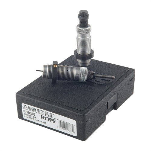 Das RCBS AR Series Die Set vereinfacht das Nachladen für AR-Style und halbautomatische Waffen mit einem Small Base sizing die und einem Taper Crimp seating die.