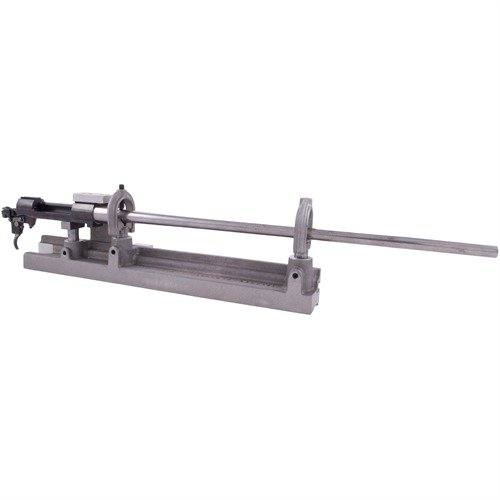 Die Forster Universal Sight Mounting Fixture ermöglicht präzises Bohren und Gewindeschneiden für nahezu alle Gewehre und spart Zeit und Kosten bei jeder Arbeit.