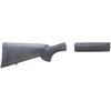 Der OVERMOLDED SHOTGUN STOCK & FOREND SET von HOGUE bietet eine robuste, gummibeschichtete Oberfläche für optimalen Grip, egal ob mit oder ohne Handschuhe.