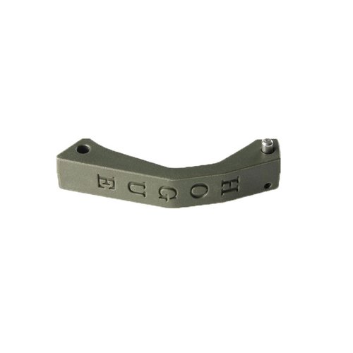 Der AR-15 Contoured Trigger Guard aus Polymer von HOGUE bietet eine verbesserte Ergonomie und ist in den Farben Flat Dark Earth, O.D. Green und Schwarz erhältlich.