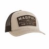 Entdecke die GO BANG TRUCKER HAT in Khaki von Magpul: bequemer Sitz, atmungsaktiver Mesh-Rücken, verstellbarer Snapback-Verschluss und stylisches Design.