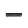 Das Daniel Defense RIS III Rail System bietet ein leichtes, robustes Design mit M-LOK-Anschlüssen, einem freien Lauf und einer ununterbrochenen oberen Schiene.