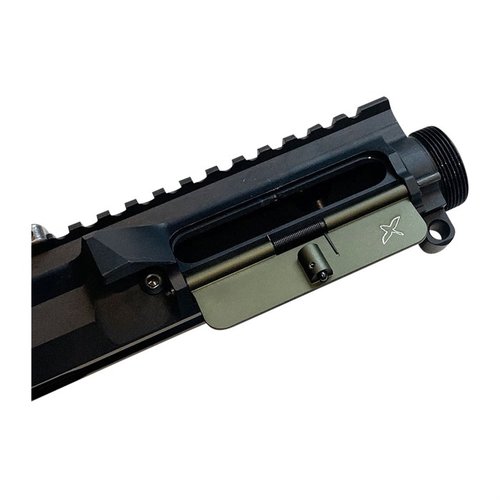 Der Ejection Port Cover bietet eine verbesserte Handhabung durch zwei Tabs für mehr Platz und eine taktile Vertiefung für besseren Grip beim Schließen.