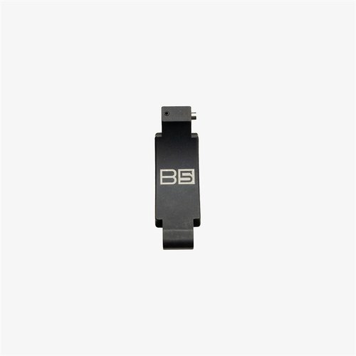 Der B5 Systems Bravo Triggerguard ist eine einfache Upgrade-Lösung für deinen AR, bietet Platz für Handschuhe und behält die schwenkbare Funktion bei.