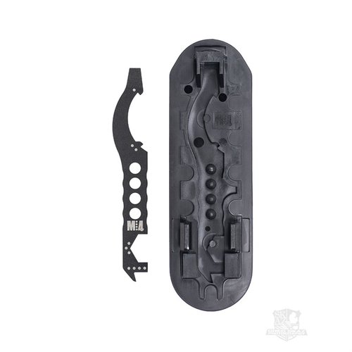 Das MultiTasker M:4 Tool bietet dir vier essentielle Funktionen für AR-15/M4 Wartung, integriert in einen unauffälligen Buttpad für einfache Handhabung.