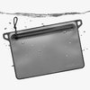 Die DAKA Waterproof Window Pouch von Magpul bietet 100% Wasserdichtigkeit, robuste YKK-Reißverschlüsse und ein transparentes Fenster für einfache Identifikation.