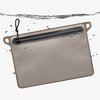 Die DAKA Waterproof Window Pouch bietet 100% wasserdichten Schutz, einfach zu öffnende YKK® Reißverschlüsse und eine transparente Fensterfront zur schnellen Identifikation.