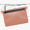 Die DAKA Waterproof Window Pouch bietet 100% Wasserdichtigkeit, robuste YKK-Reißverschlüsse und eine transparente Fensterfläche zur einfachen Identifikation.