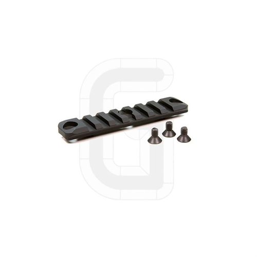 Die HK SMR 3-Hole 7-Slot Accessory Rail von Geissele ermöglicht dir die flexible Montage von 1913 Picatinny Zubehör und ist aus milspec-anodisiertem Aluminium gefertigt.