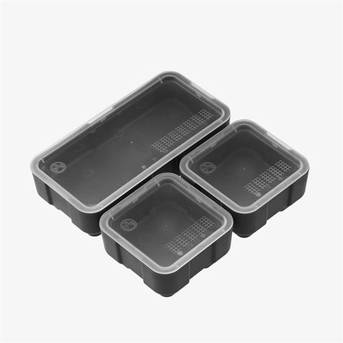 Die DAKA Bins bieten eine flexible Aufbewahrungslösung mit transparenten Deckeln, die in DAKA GRID Organizer Panels nisten und aus robustem Polypropylen bestehen.