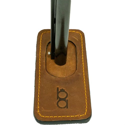 Der BOB ALLEN MAGNETIC BARREL PROTECTOR schützt deinen Lauf vor Feuchtigkeit und Schmutz, haftet magnetisch am Mündungsende und ist aus robustem Leder gefertigt.