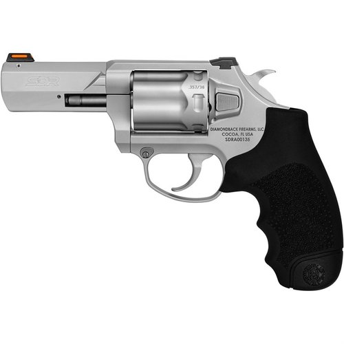 Die DIAMONDBACK SDR .357 MAGNUM/.38 SPL +P bietet Zuverlässigkeit, eine kompakte Bauweise, präzise Fiber-Optik-Visiere und ein ergonomisches Design für einfaches Tragen.