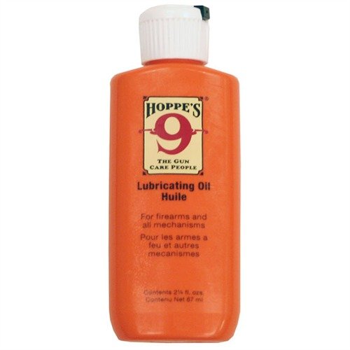 HOPPE'S OIL ist ein vielseitiges Schmieröl für Feuerwaffen und Sportgeräte, erhältlich in einer praktischen 66 ml Flasche oder als 10 oz Aerosol.